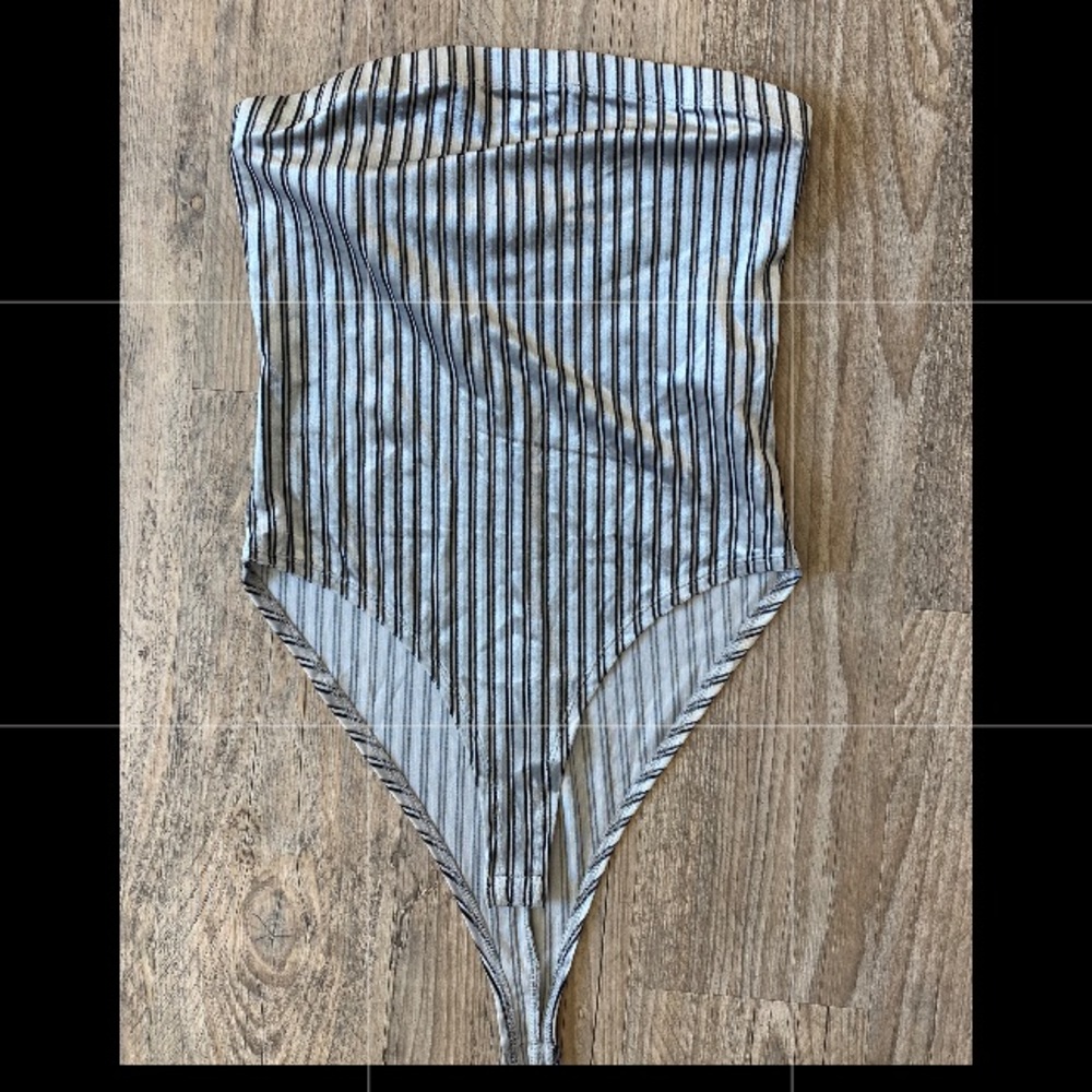 Strapless grey body suit